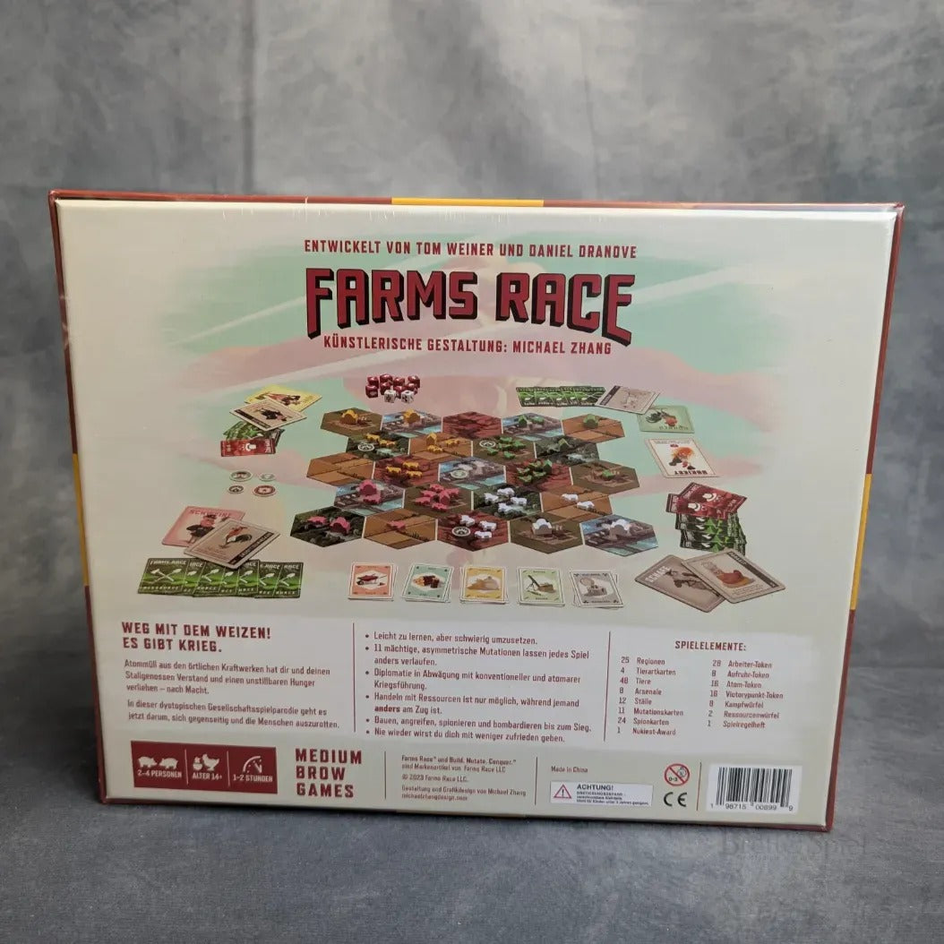 Die Rückseite der Farms Race-Schachtel von Farms Race LCC zeigt sechseckige Plättchen und Karten mit Mutanten-Nutztieren, Spielinformationen, Symbolen und Erstellerangaben - alles in deutscher Sprache. Die Schachtel steht auf einer grauen Fläche.