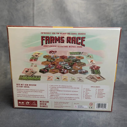 Die Rückseite der Farms Race-Schachtel von Farms Race LCC zeigt sechseckige Plättchen und Karten mit Mutanten-Nutztieren, Spielinformationen, Symbolen und Erstellerangaben - alles in deutscher Sprache. Die Schachtel steht auf einer grauen Fläche.