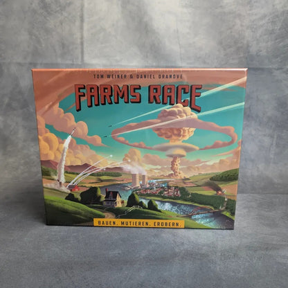 Die Farms Race Box von Farms Race LCC zeigt eine lebendige Landschaft mit Bauernhöfen, Raketenstarts, mutiertem Vieh und Pilzwolken mit dem Slogan "Bauen. Mutieren. Erobern." am unteren Rand.