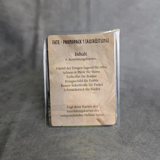 Eine Fate: Die Verteidiger von Grimheim + Helden Erweiterung Sindra & Finkel + Promo Packs Karte von Elznier Games zeigt sechs deutsche Ausrüstungsgegenstände - Gürtel, Pfeile, Stab, Schild, Runenschriftrolle und Schmuck - auf einem schlichten grauen Hintergrund.