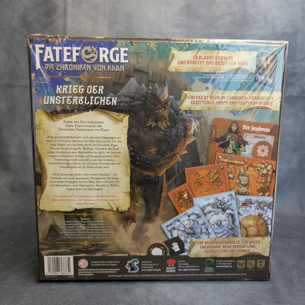 Die Rückseite der Schachtel von Fateforge: Krieg der Unsterblichen Erweiterung der Squink GmbH zeigt eine bedrohliche gepanzerte Kreatur, bunte Karten und Komponenten für dieses kooperative Action-Adventure, mit deutschem Text, der das Brettspiel Erweiterung beschreibt.