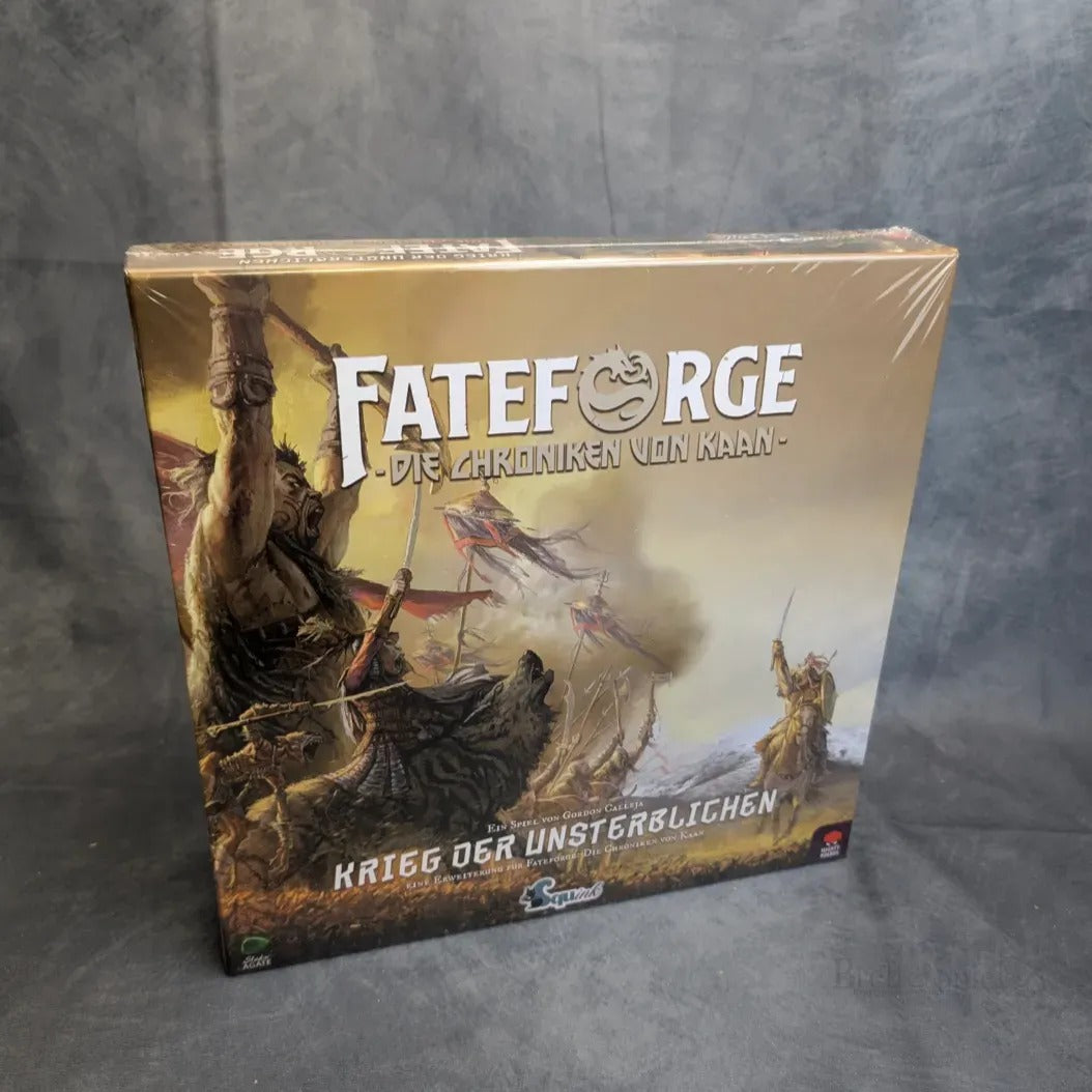Eine versiegelte Schachtel von "Fateforge: Krieg der Unsterblichen Erweiterung" der Squink GmbH zeigt Fantasy-Krieger, die in dieser kooperativen Action-Adventure-Brettspielerweiterung unter einem dramatischen, wolkenverhangenen Himmel aufeinandertreffen.