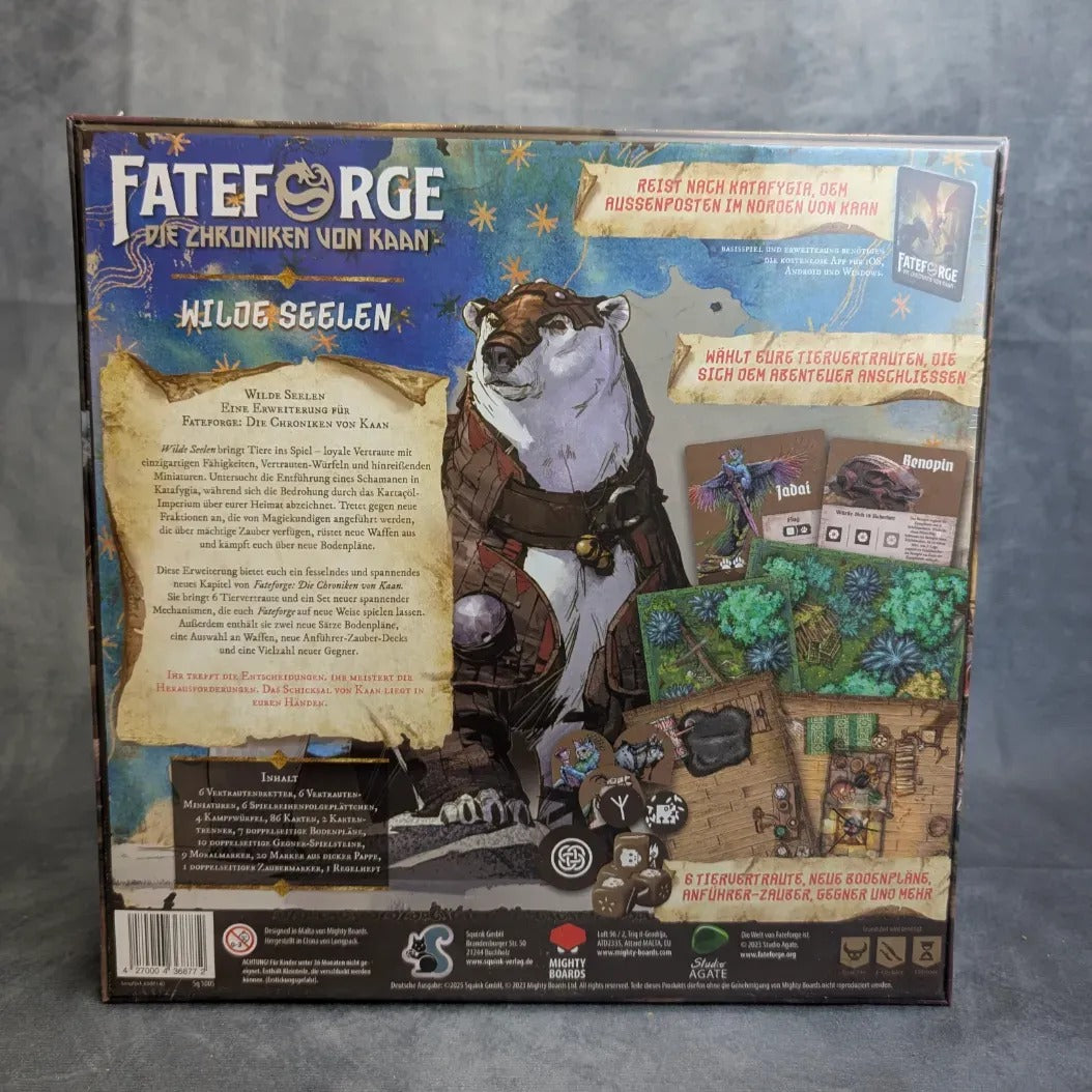 Die Rückseite der Schachtel von Fateforge: Wilde Seelen Erweiterung der Squink GmbH zeigt Illustrationen eines Eisbären, Karten, Miniaturen, Spielfiguren und einen Text, der die Spielfunktionen und diese Erweiterung beschreibt.