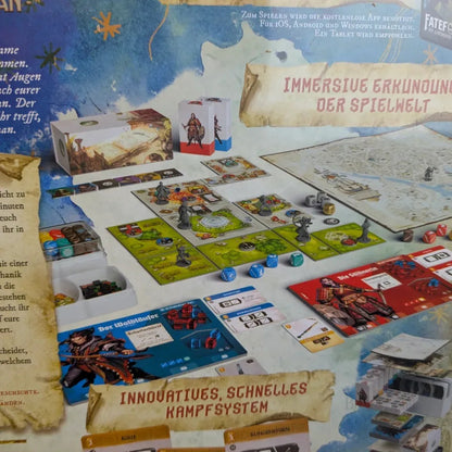 Eine deutsche Brettspielschachtel zeigt Fateforge: Die Chroniken von Kaan von der Squink GmbH mit illustrierten Karten, Würfeln, Spielsteinen, Charaktertafeln, einer Karte und einem Smartphone, das die immersive Erkundung und den rasanten kooperativen Kampf hervorhebt.