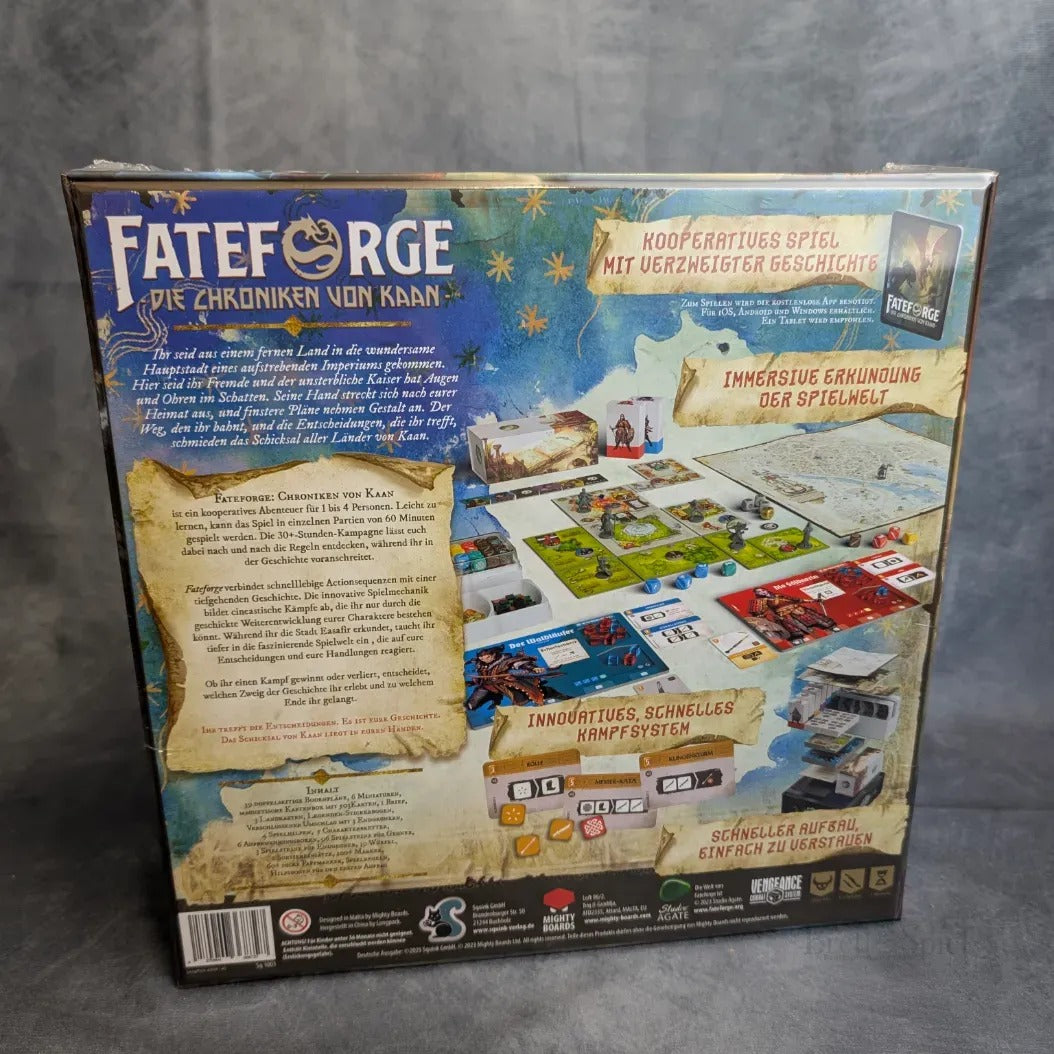 Die Rückseite der Fateforge: Die Chroniken von Kaan Box von Squink GmbH zeigt kooperative Brettspiel-Komponenten, deutsche Beschreibung, Icons sowie illustrierte Spielelemente auf grauem Hintergrund.