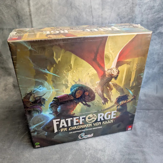 Eine versiegelte Schachtel von Fateforge: Die Chroniken von Kaan von Squink GmbH, die auf dem Cover Fantasy-Kunstwerke von Abenteurern und einem Drachen vor einem grauen, strukturierten Hintergrund zeigt.