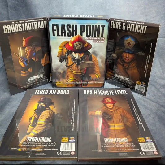 Fünf deutschsprachige Flash Point - All-In Erweiterungen von Heidelbär Games werden gezeigt, jede mit einem illustrierten Feuerwehrmann auf dem Cover - ideal für Fans von kooperativen Spielen oder Feuerwehr Brettspielen.