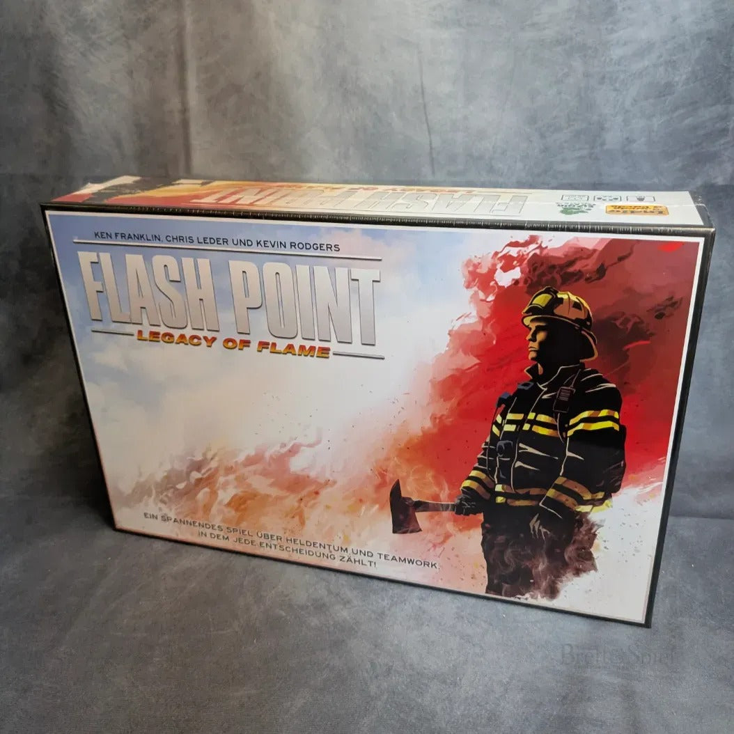 Das Flash Point Legacy: Deutsche Ausgabe von Heidelbär Games zeigt einen Feuerwehrmann mit einer Axt inmitten von Rauch und Flammen, mit den Namen der Schöpfer am oberen Rand der Schachtel.