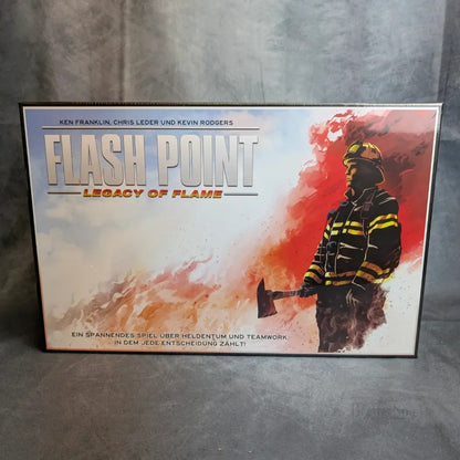 The Flash Point Legacy: Deutsche Ausgabe Brettspiel von Heidelbär Games zeigt einen Feuerwehrmann mit Axt in voller Ausrüstung vor Flammen - ein spannendes Feuerwehr-Brettspiel für Fans der Flash Point-Reihe.