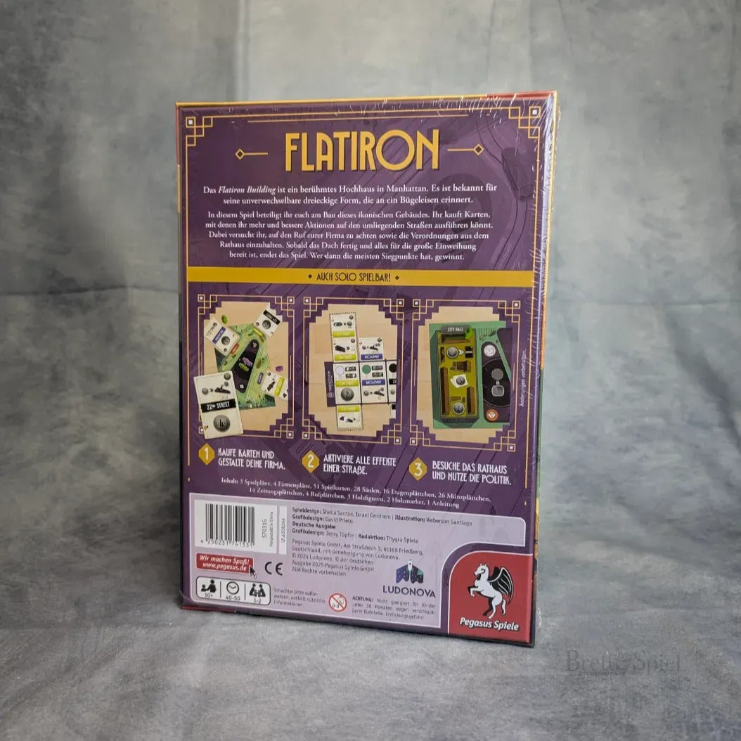 Auf der Rückseite der Flatiron-Brettspielschachtel von Pegasus Spiele sind deutsche Beschreibungen, Spielillustrationen mit Baufirmen, Spielkomponenten und Logos abgebildet, alles vor einem grauen strukturierten Hintergrund in Manhattan.