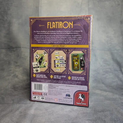 Auf der Rückseite der Flatiron-Brettspielschachtel von Pegasus Spiele sind deutsche Beschreibungen, Spielillustrationen mit Baufirmen, Spielkomponenten und Logos abgebildet, alles vor einem grauen strukturierten Hintergrund in Manhattan.