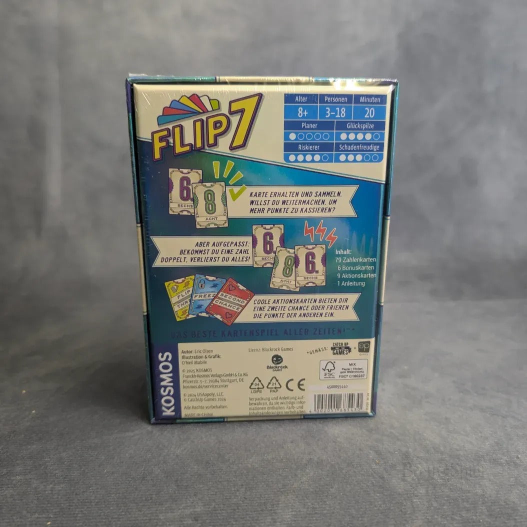 Auf der Rückseite der Flip 7 Schachtel von Kosmos befinden sich Spieldetails, Musterkarten, eine deutsche Anleitung und Logos. Die graue Schachtel steht aufrecht auf einer ebenen Fläche - ideal für Fans dieses Top-Kartenspiels!.