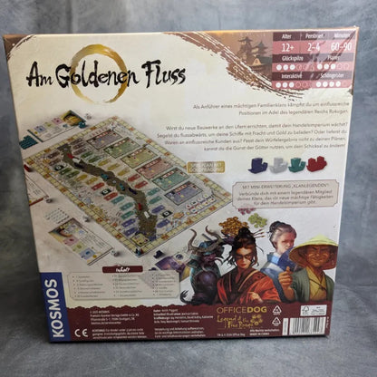 Rückseite der Schachtel des Brettspiels Am Goldenen Fluss von Kosmos mit Spielkomponenten, illustrierten Rokugan-Figuren, deutscher Beschreibung, Spielerangaben und Verlagslogos auf grauem Stoffhintergrund.