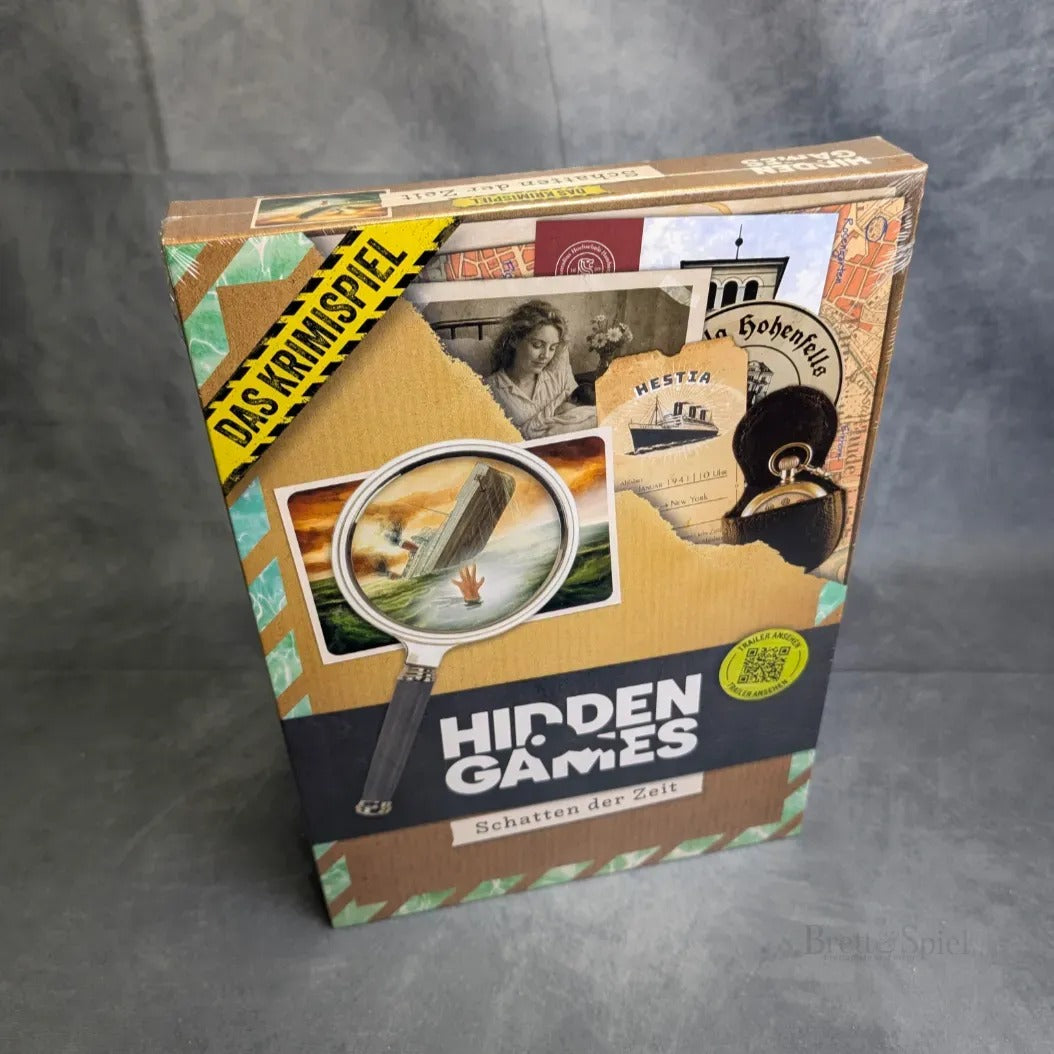 Die Hidden Games Tatort: Schatten der Zeit Schachtel von Hidden Games zeigt eine Lupe, alte Fotos, Dokumente und Postkarten auf einem strukturierten Hintergrund. Ein gelbes Etikett mit der Aufschrift "Das Krimispiel" weist auf dieses investigative Brettspiel hin.