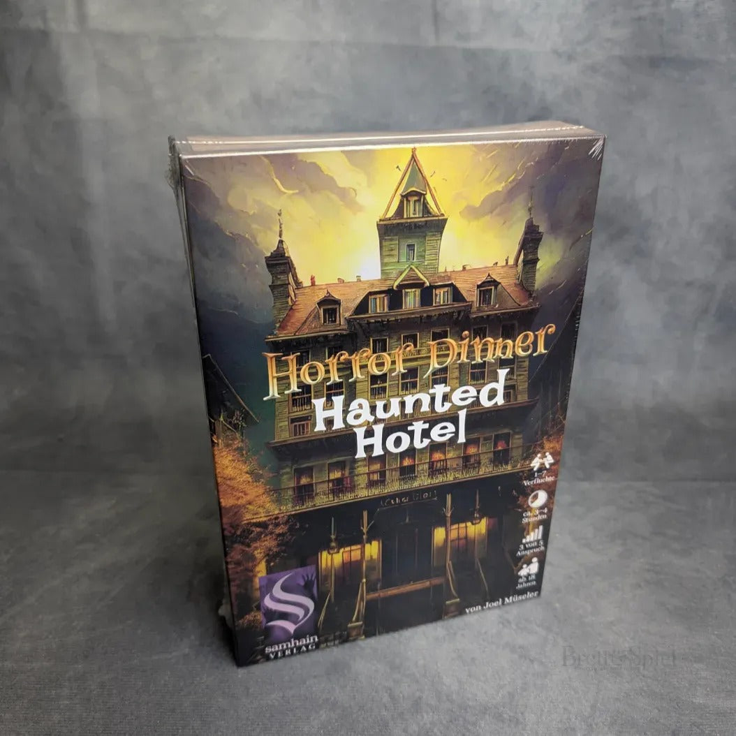 Eine versiegelte Schachtel von Samhains Horror Dinner: Haunted Hotel Brettspiel, das ein gespenstisches, beleuchtetes Hotel bei Nacht unter einem bewölkten Himmel zeigt.