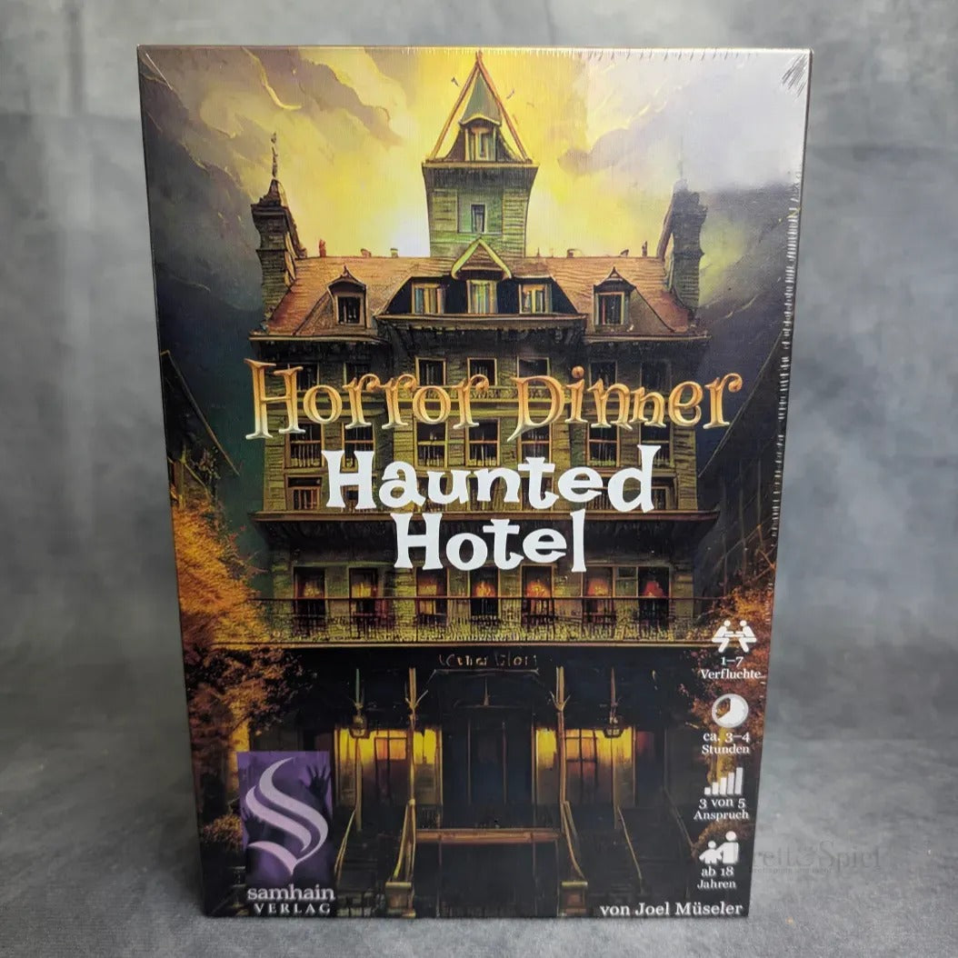 Das Schachtelcover von Samhains Horror Dinner: Haunted Hotel zeigt ein großes viktorianisches Hotel in der Abenddämmerung mit leuchtenden Fenstern, die an ein gruseliges Krimidinner erinnern. Die Details zum Spiel und das Samhain-Logo sind am unteren Rand zu sehen.