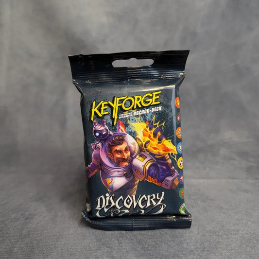 Ein versiegeltes KeyForge: Discovery Deck Pack von JoeKas World GmbH, mit einzigartigen Decks und einem lebendigen Artwork eines futuristischen Mannes mit leuchtenden Effekten vor einem dunklen Hintergrund - ideal als Einstiegsspiel.