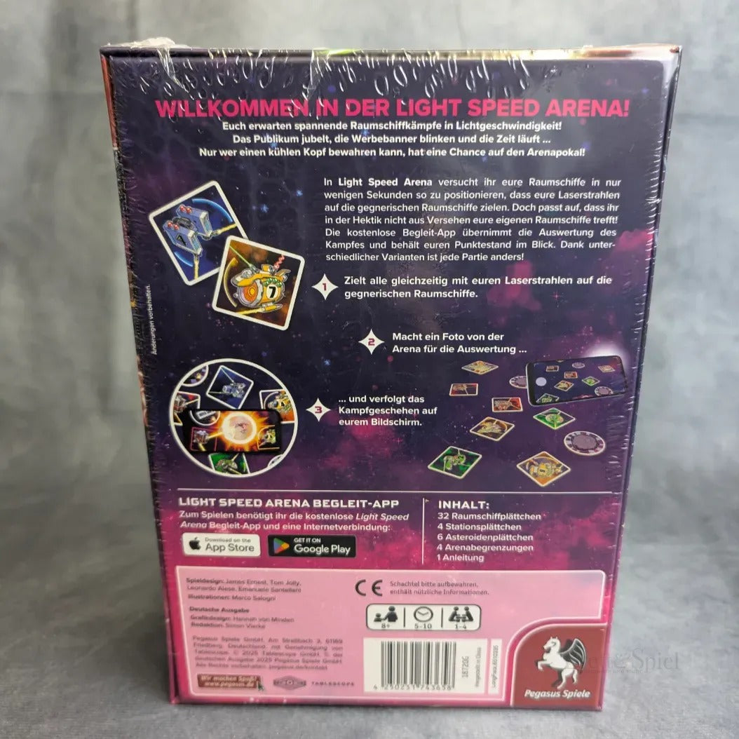Rückseite der "Light Speed Arena" Box von Pegasus Spiele mit deutscher Spielbeschreibung, bunten Karten-, Schiffs- und Laserkampf-Illustrationen. Zeigt Scan&Play-Technik, App-Download und Inhaltsliste auf lila-sternigem Hintergrund.