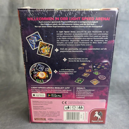 Rückseite der "Light Speed Arena" Box von Pegasus Spiele mit deutscher Spielbeschreibung, bunten Karten-, Schiffs- und Laserkampf-Illustrationen. Zeigt Scan&Play-Technik, App-Download und Inhaltsliste auf lila-sternigem Hintergrund.