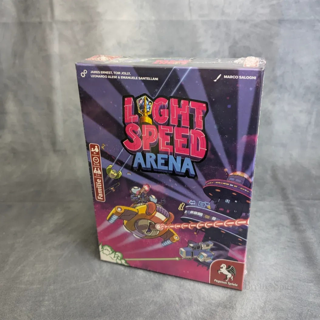 Das Brettspiel Light Speed Arena von Pegasus Spiele ist in einer Schachtel verpackt und zeigt auf der Vorderseite lebendige Bilder von Raumschiffen, Laserschlachten und Planeten. Die eingeschweißte Schachtel ruht auf einer grauen Oberfläche.