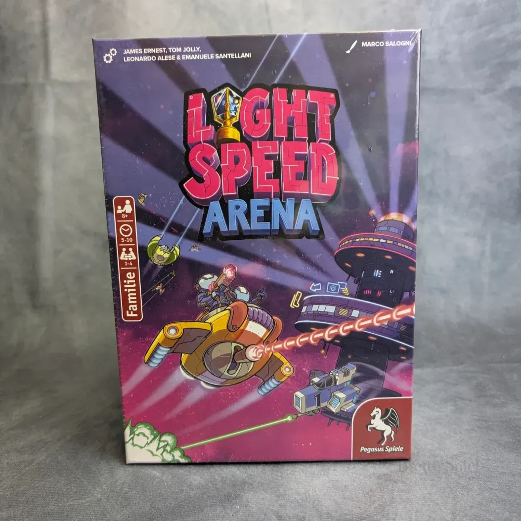 Die Light Speed Arena Schachtel von Pegasus Spiele zeigt einen fetten, leuchtenden Schriftzug, bunte Raumschiffe in Lasergefechten, einen Sternenhintergrund und das Pegasus Spiele Logo in der unteren Ecke.