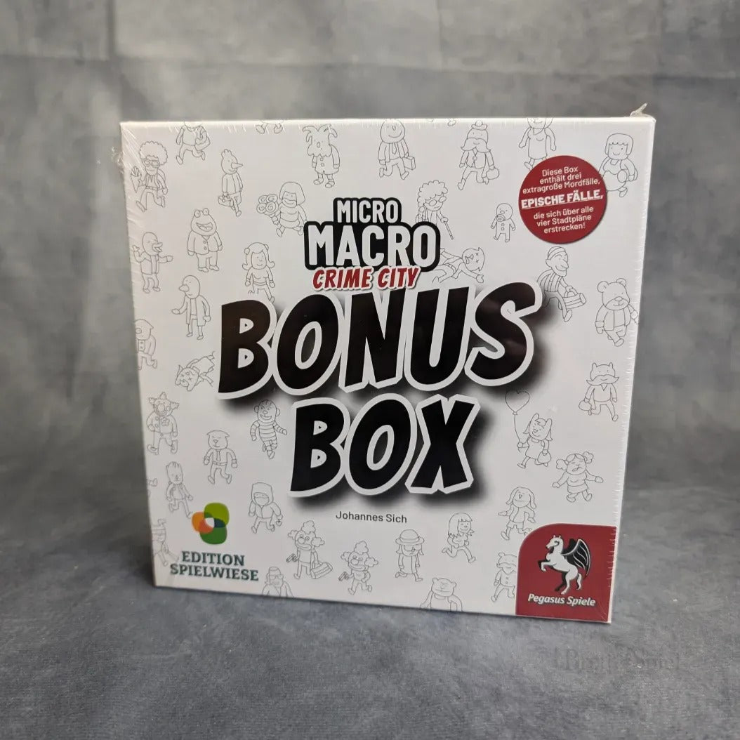 Das Bild zeigt die MicroMacro: Crime City - Bonus Box von Pegasus Spiele, mit einer weißen Schachtel mit schwarz umrandeten Cartoon-Figuren, fettgedrucktem schwarzen Text und Verlagslogos in den unteren Ecken.