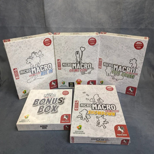 Fünf Hochkantboxen von Pegasus Spiele's MicroMacro: Crime City das ultimative Bundle mit vier Detektivspiel-Haupteditionen (All In, Full House, Showdown, Original) und einer Bonus-Box mit weiß illustriertem Cover.