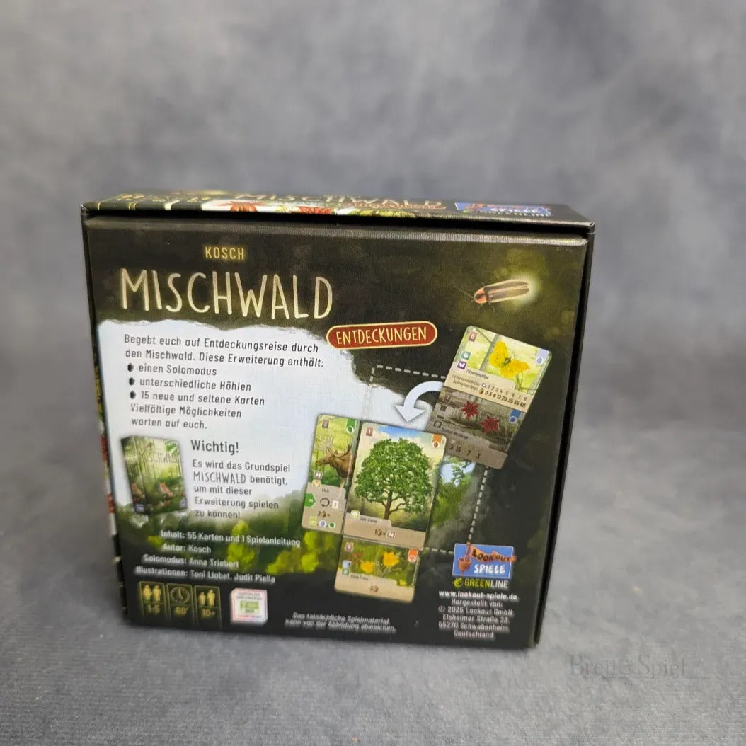 Eine Schachtel für Brett&Spiels Mischwald - Entdeckungen steht auf einer grauen Fläche. Die Rückseite zeigt bunte Kartenillustrationen, deutsche Spielinformationen und Icons, die die Komponenten dieser taktischen Kartenspielerweiterung hervorheben.