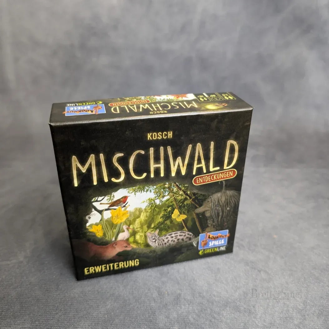 Eine Schachtel Mischwald - Entdeckungen von Brett&Spiel mit einem Cover, das Waldtiere, Pflanzen und Bäume vor einem schlichten grauen Hintergrund zeigt.