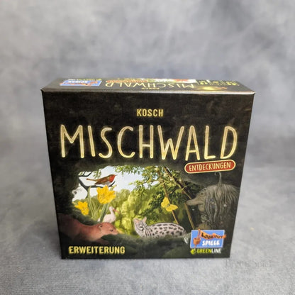 Eine Schachtel Mischwald - Entdeckungen von Brett&Spiel, ein taktisches Kartenspiel mit Waldtieren, Pflanzen und Blumen auf schwarzem Hintergrund mit "Erweiterung" und "Greenline" auf der Vorderseite.