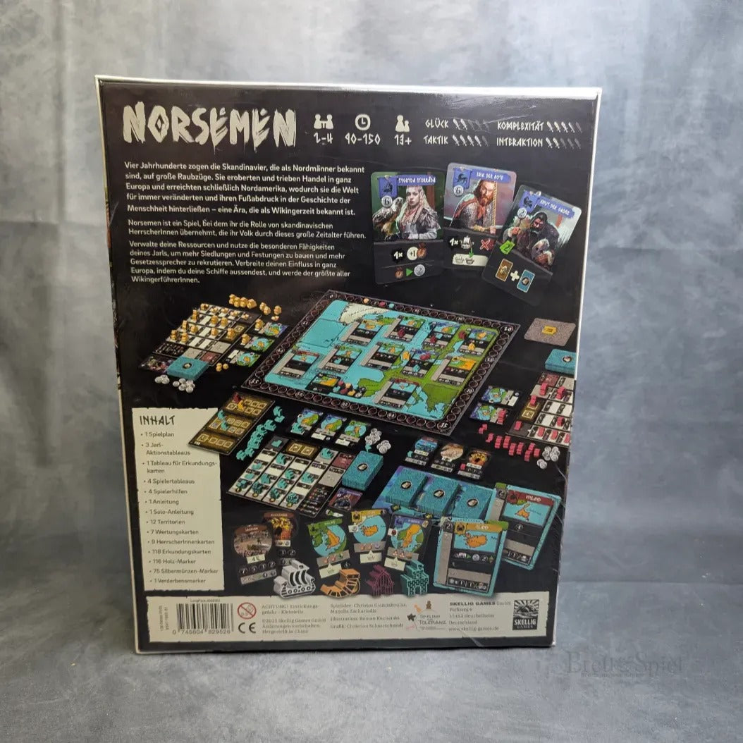 Rückseite der Skellig Games Norsemen-Schachtel mit dem Spielbrett, den Karten, Plättchen und Komponenten. Der Text beschreibt den Inhalt und die Funktionen mit Bildern, die die Nordmänner und Kobolde auf dem Spielbrett während des Spiels zeigen.