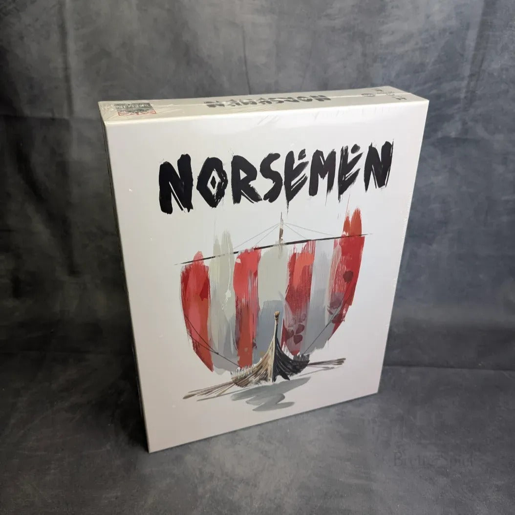 Das Brettspiel Norsemen von Skellig Games zeigt einen fetten schwarzen Text und die Illustration eines Wikingerschiffs mit rot-weiß gestreiften Segeln auf hellem Hintergrund - ideal für Strategiespiel-Fans.