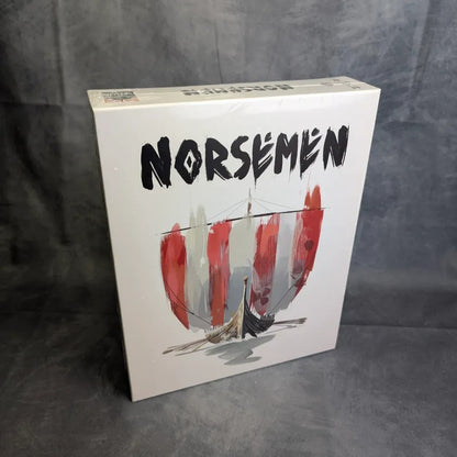 Das Brettspiel Norsemen von Skellig Games zeigt einen fetten schwarzen Text und die Illustration eines Wikingerschiffs mit rot-weiß gestreiften Segeln auf hellem Hintergrund - ideal für Strategiespiel-Fans.