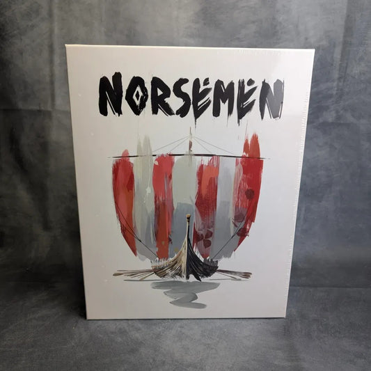Eine Schachtel mit dem Schriftzug "Norsemen" in fetten, schwarzen Buchstaben oben und einer Abbildung eines Wikingerschiffs mit roten und weißen Segeln unten, die diesen Titel von Skellig Games vor einem hellen Hintergrund darstellt.