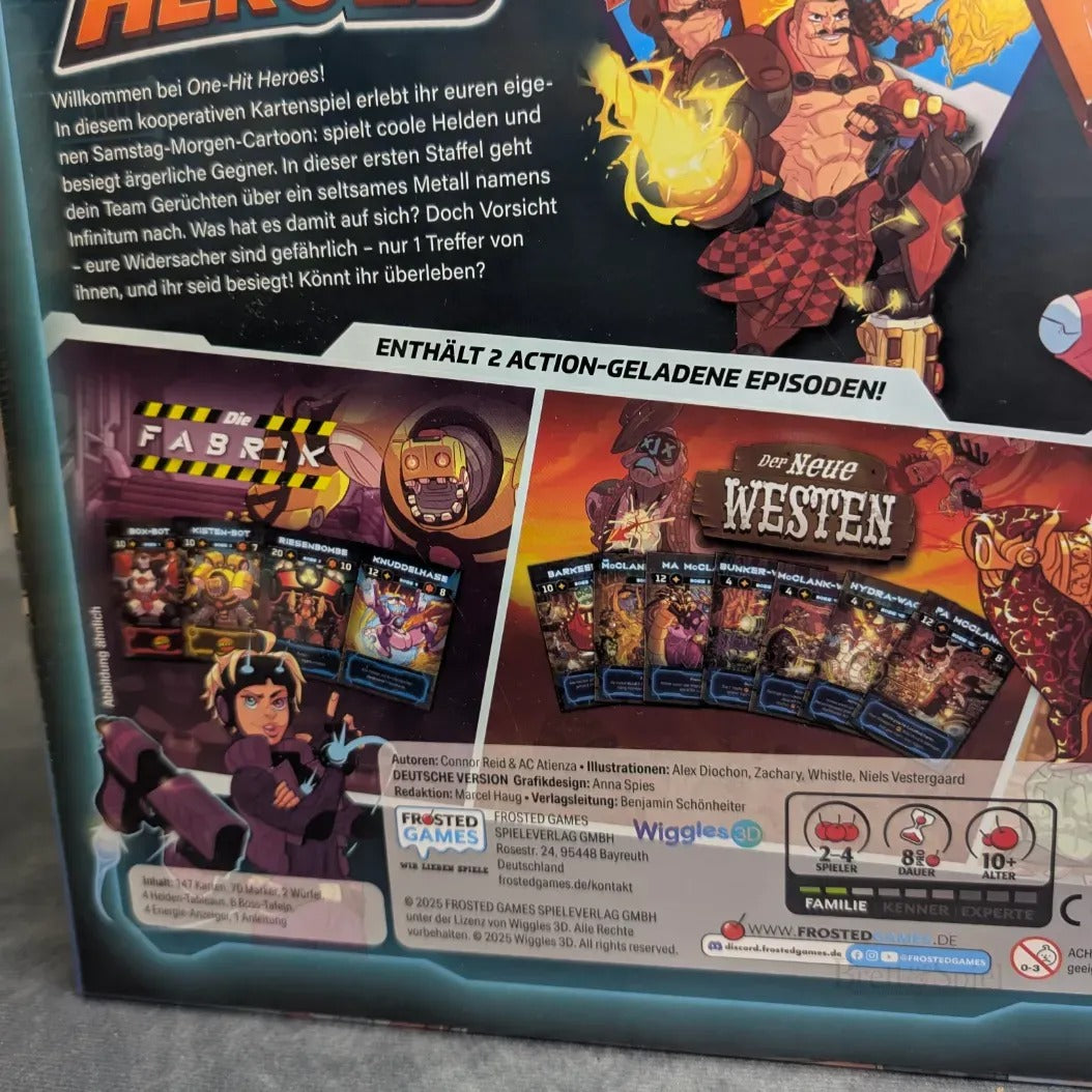 Die Rückseite der deutschen Brettspielschachtel von One Hit Heroes von Frosted Games zeigt eine Zeichnung im Comic-Stil: eine lilahaarige Frau an einem Computer, über ihr sind Actionszenen und Boss-Rush-Karten abgebildet.