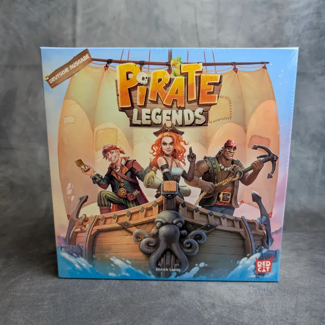 Das Brettspiel Pirate Legends von JoeKas World GmbH zeigt auf dem Cover drei Cartoon-Piraten - zwei Männer und eine Frau - auf einem Holzschiff, bereit für eine aufregende Schatzsuche inmitten von Segeln und Meereswellen.