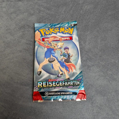 Ein versiegelter Pokèmon PKM KP09 Reisegefährten Booster von Burst Spiele, der auf der Vorderseite zwei Charaktere und ein Pokémon zeigt, wird auf eine graue Fläche gelegt.