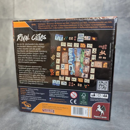 Rückseite der Rival Cities (Deep Print Games)-Box von Pegasus Spiele mit Komponenten, Aufbau, deutscher Beschreibung, Symbolen für Spieleranzahl und -alter, Tintenfass- und Herausgeberlogos sowie QR-Codes auf grauem Stoffhintergrund.