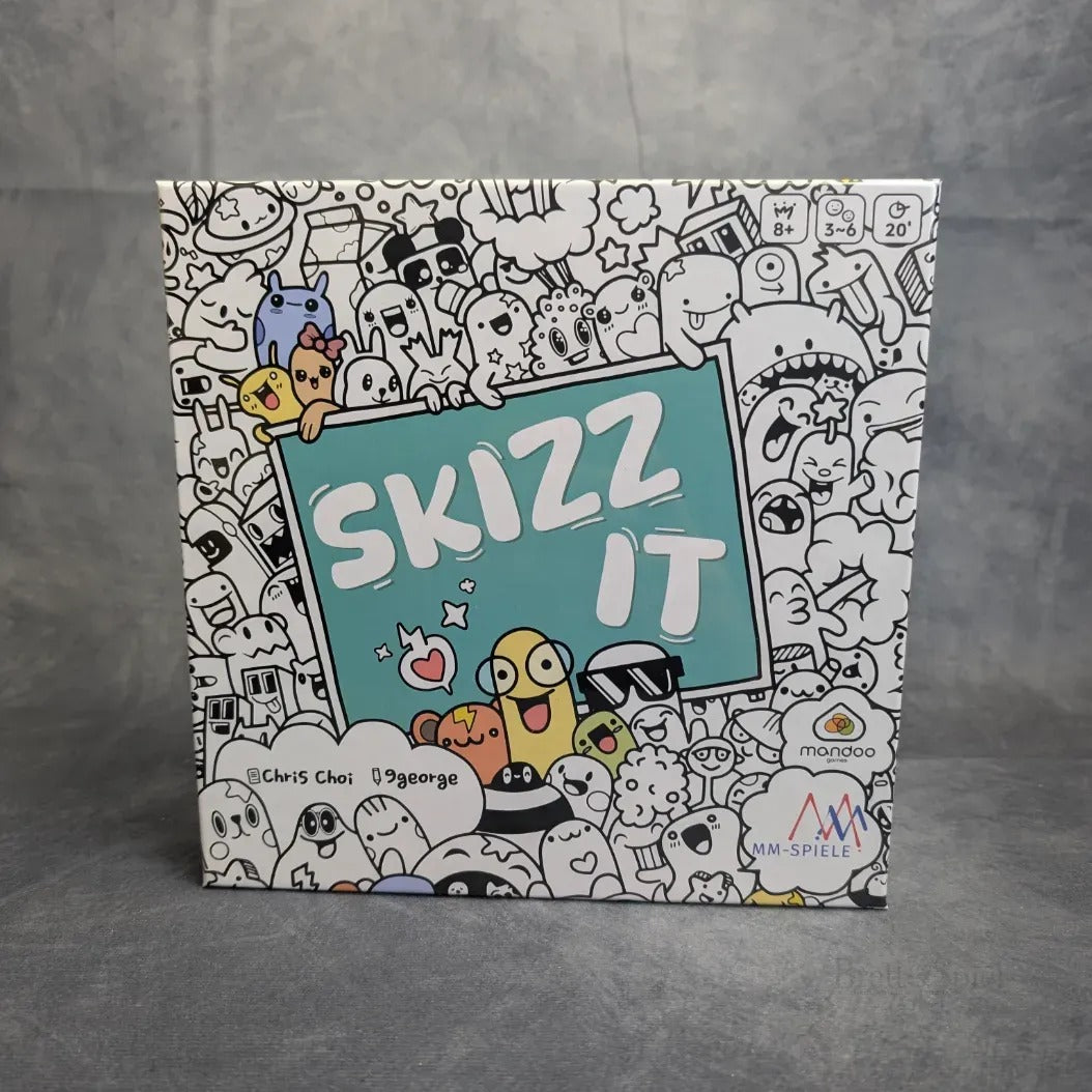 Das Brettspiel Skizz It von MM-Spiele präsentiert verspielte Cartoon-Figuren im Doodle-Stil in Schwarz, Weiß und Pastellfarben. Dieses Partyspiel bietet viel Interaktion für 3–6 Spieler ab 8 Jahren und eine Spielzeit von 20 Minuten.