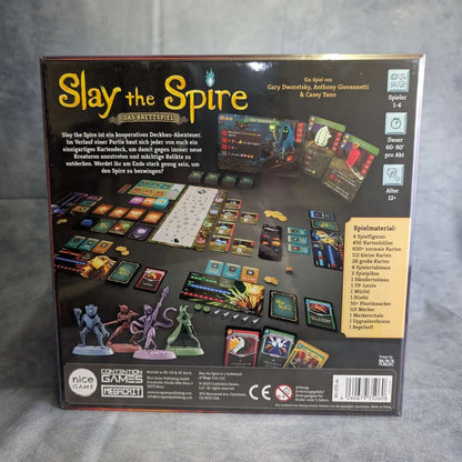 Rückseite der Schachtel von Slay the Spire von Nice Game Publishing mit Komponenten, deutscher Beschreibung, Spielerzahl, Altersfreigabe und Verlagslogos - in der Mitte ist der Aufbau des kooperativen Aufbauspiels zu sehen.