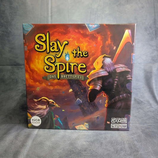 Das Bild zeigt die Schachtel von Slay the Spire von Nice Game Publishing, die zwei gepanzerte Charaktere zeigt, die sich einem feurigen Turm gegenübersehen, während Karten unter einem orangefarbenen und violetten Himmel um sie herumwirbeln.