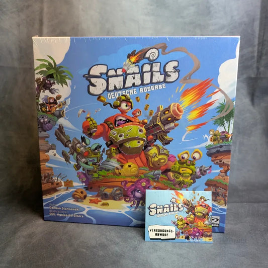 Die Schachtel für Snails: Das Brettspiel + Abwurf Erweiterung von JoeKas World GmbH zeigt farbenfrohe, cartoonhafte Schnecken in Kampfmontur und Panzern und verkörpert mit seiner action-programmierten Brettspielmechanik taktisches Chaos.