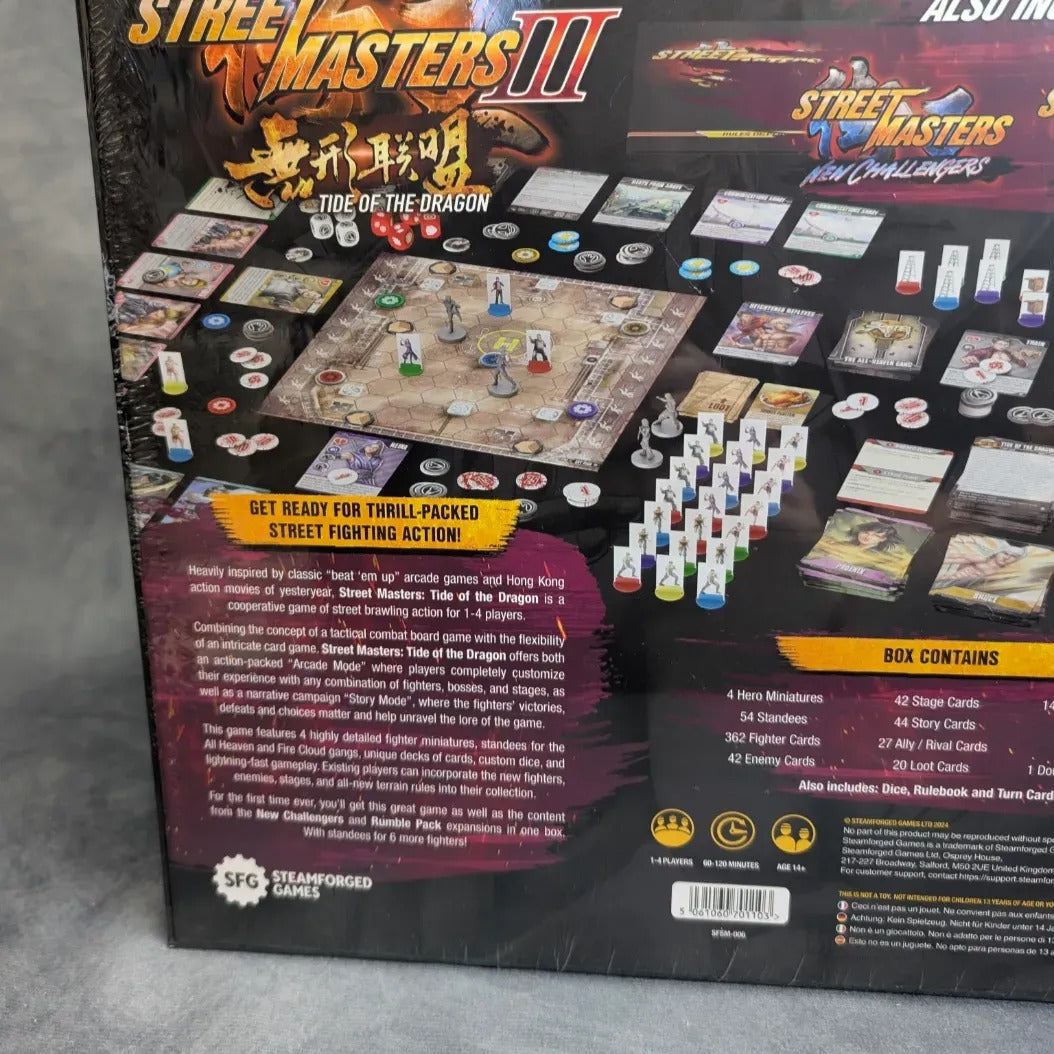 Die Rückseite der Street Masters: Tide of the Dragon (Englisch) von SFG zeigt dieses kooperative Spiel mit Beat 'em Up-Action, übersichtlichen Komponenten, einer Inhaltsliste und anschaulichem Artwork mit Miniaturen, Karten und Plättchen.