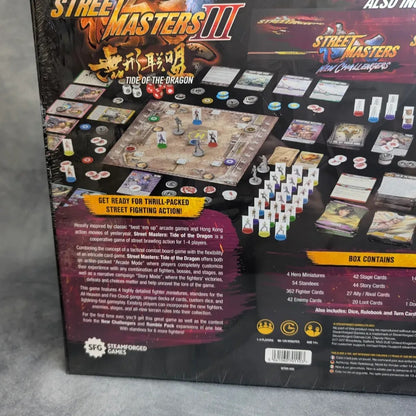 Die Rückseite der Street Masters: Tide of the Dragon (Englisch) von SFG zeigt dieses kooperative Spiel mit Beat 'em Up-Action, übersichtlichen Komponenten, einer Inhaltsliste und anschaulichem Artwork mit Miniaturen, Karten und Plättchen.