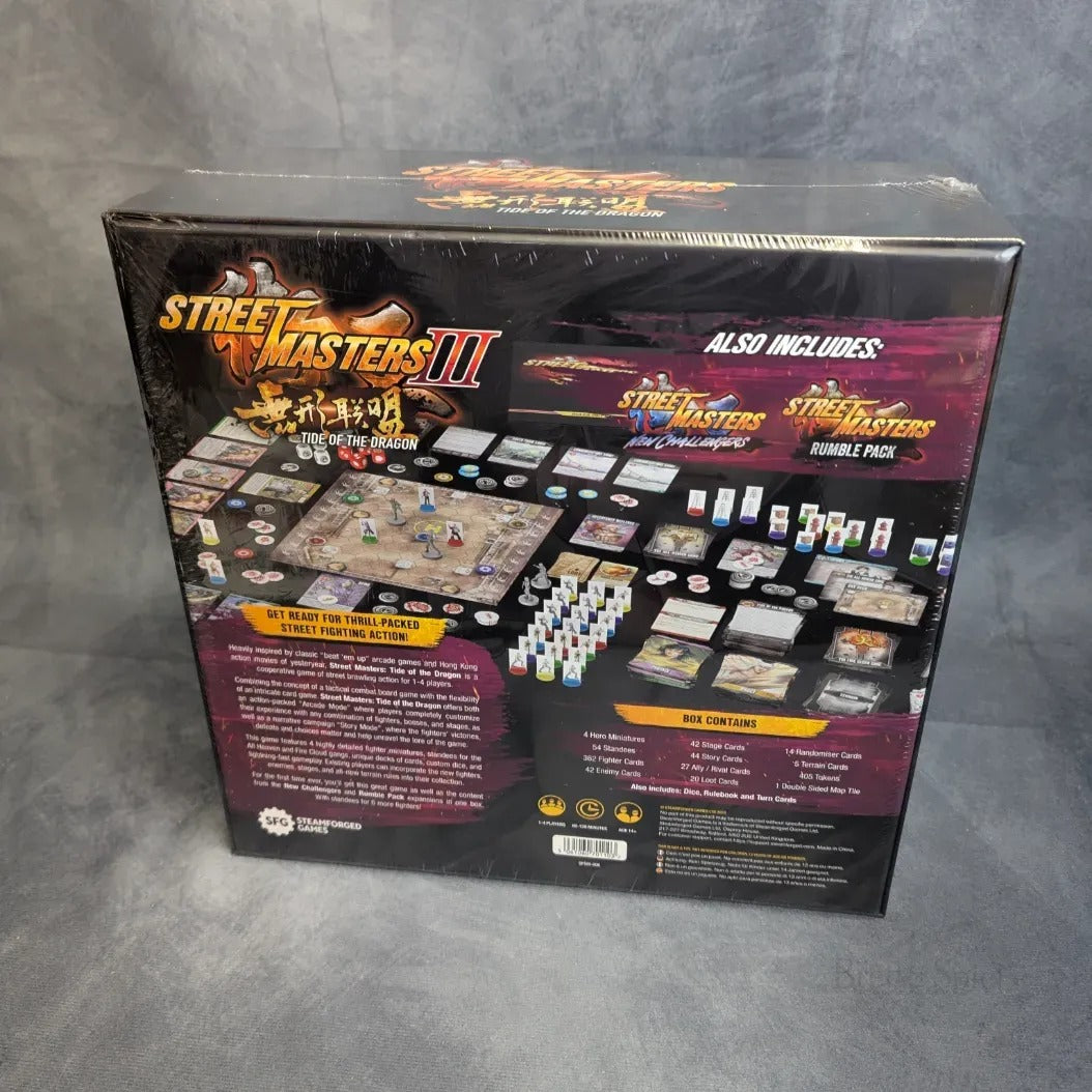 Die Rückseite der eingeschweißten SFG Street Masters: Tide of the Dragon (Englisch) zeigt Beat 'em Up-Action, Spielkomponenten, Aufbaubilder und eine Inhaltsliste auf dunklem Hintergrund. Die Schachtel steht auf einer grauen Oberfläche.