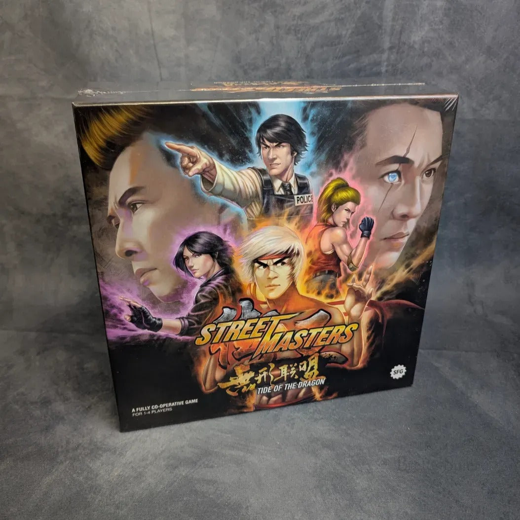 Street Masters: Tide of the Dragon (Englisch) von SFG ist ein kooperatives Brettspiel mit Beat 'em Up-Action, das martialische Illustrationen und ein markantes Logo vor rauchigem Hintergrund zeigt.