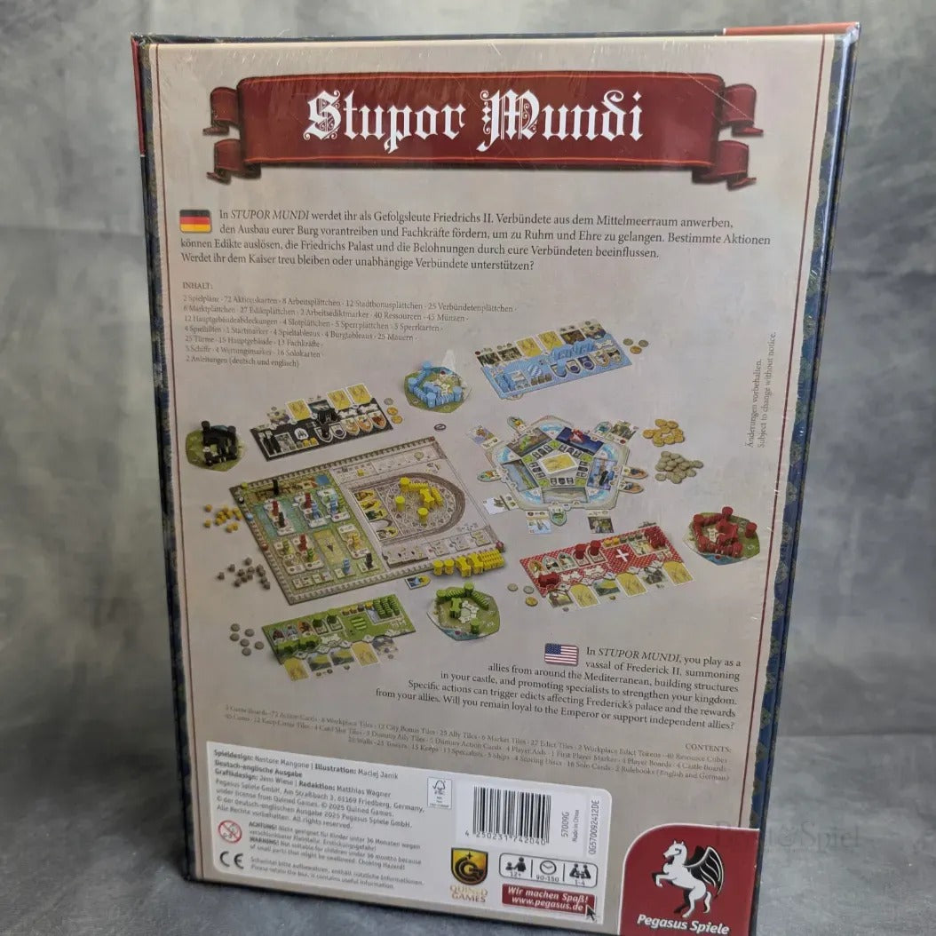 Die Rückseite der Stupor Mundi-Schachtel zeigt die Spielkomponenten - Spielbretter, Karten, Plättchen - und einen deutschen Text über dieses Expertenspiel zu Friedrich II. mit dem Pegasus Spiele-Logo unten rechts.