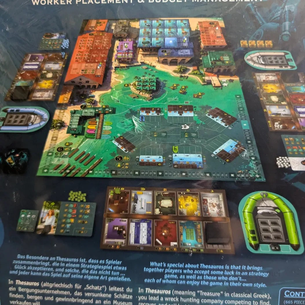 Das Thesauros-Brettspiel von JoeKas World GmbH präsentiert ein lebendiges zentrales Spielbrett, Plättchen, Karten und Mini-Gebäude, wobei die Spielertafeln und Komponenten für das Spiel übersichtlich angeordnet sind.