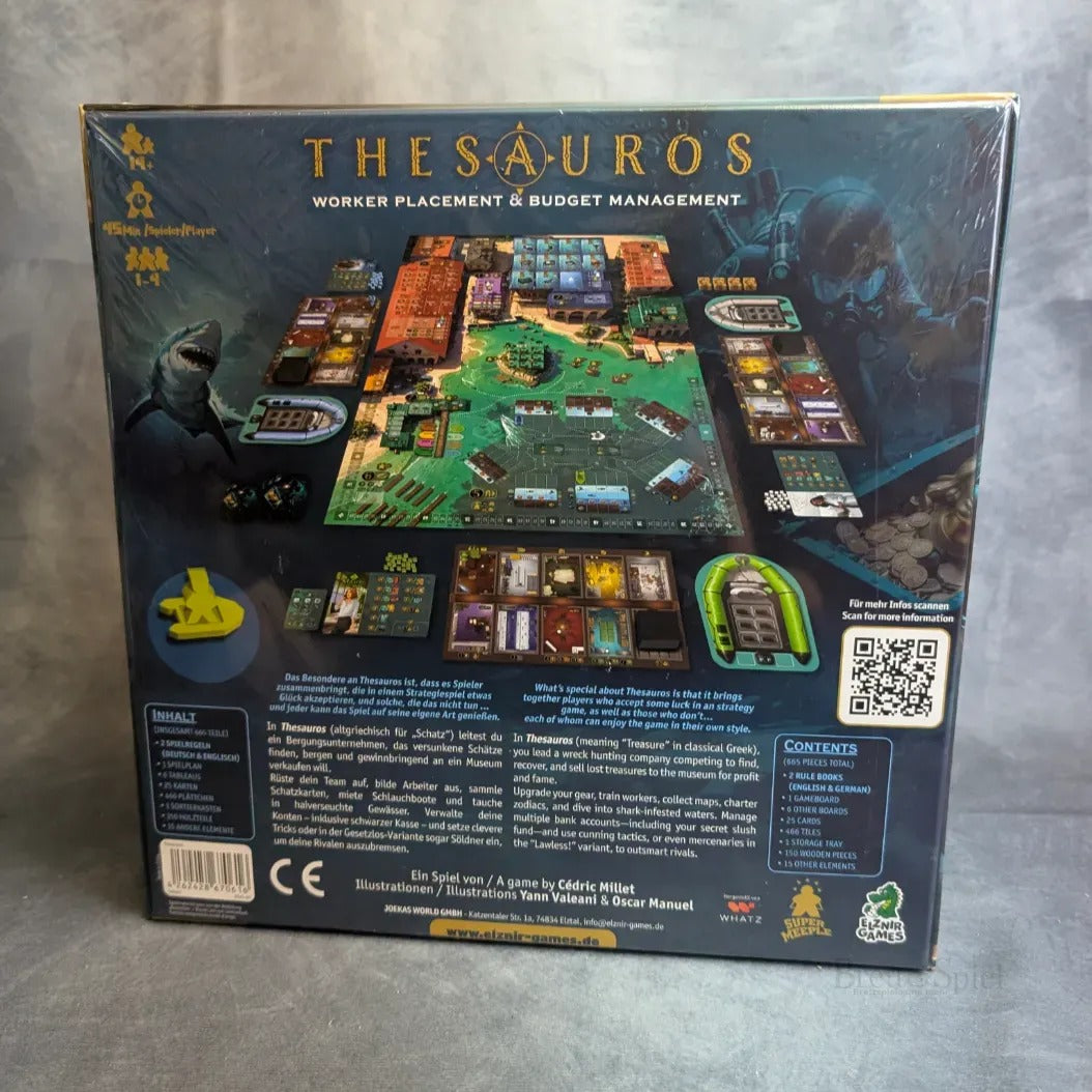 Die Rückseite der Thesauros-Schachtel von JoeKas World GmbH zeigt einen illustrierten Aufbau mit Karten, Plättchen und Figuren. Unter dem Bild finden sich Details zu diesem Wortspiel und eine Inhaltsliste.