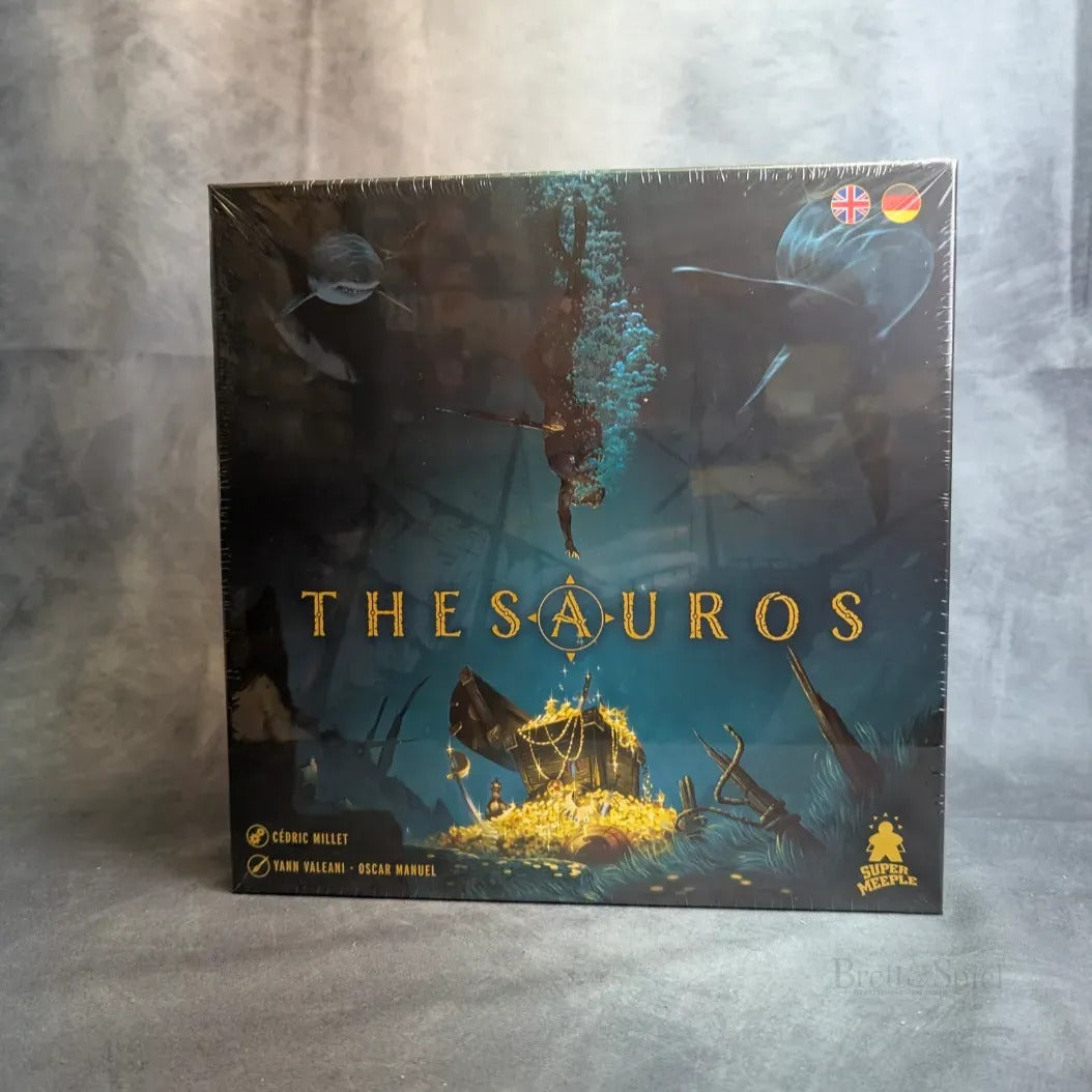 Das Brettspiel Thesauros von JoeKas World GmbH zeigt Unterwasserkunst mit einem Taucher, der leuchtende versunkene Schätze erforscht, umgeben von Wrackteilen und Meeresbewohnern. Britische und deutsche Flaggen auf der Schachtel weisen auf das zweisprachige Abenteuer hin.